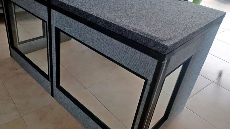 Trabajador con protección auditiva en fábrica